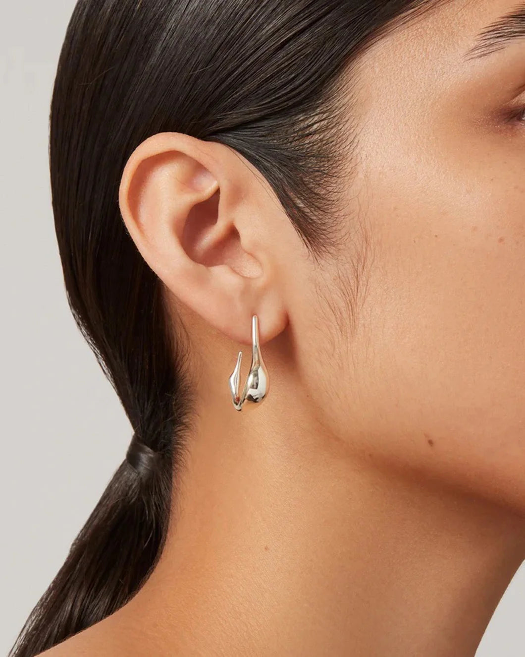JENNY BIRD Colette hoops silver on figure side
