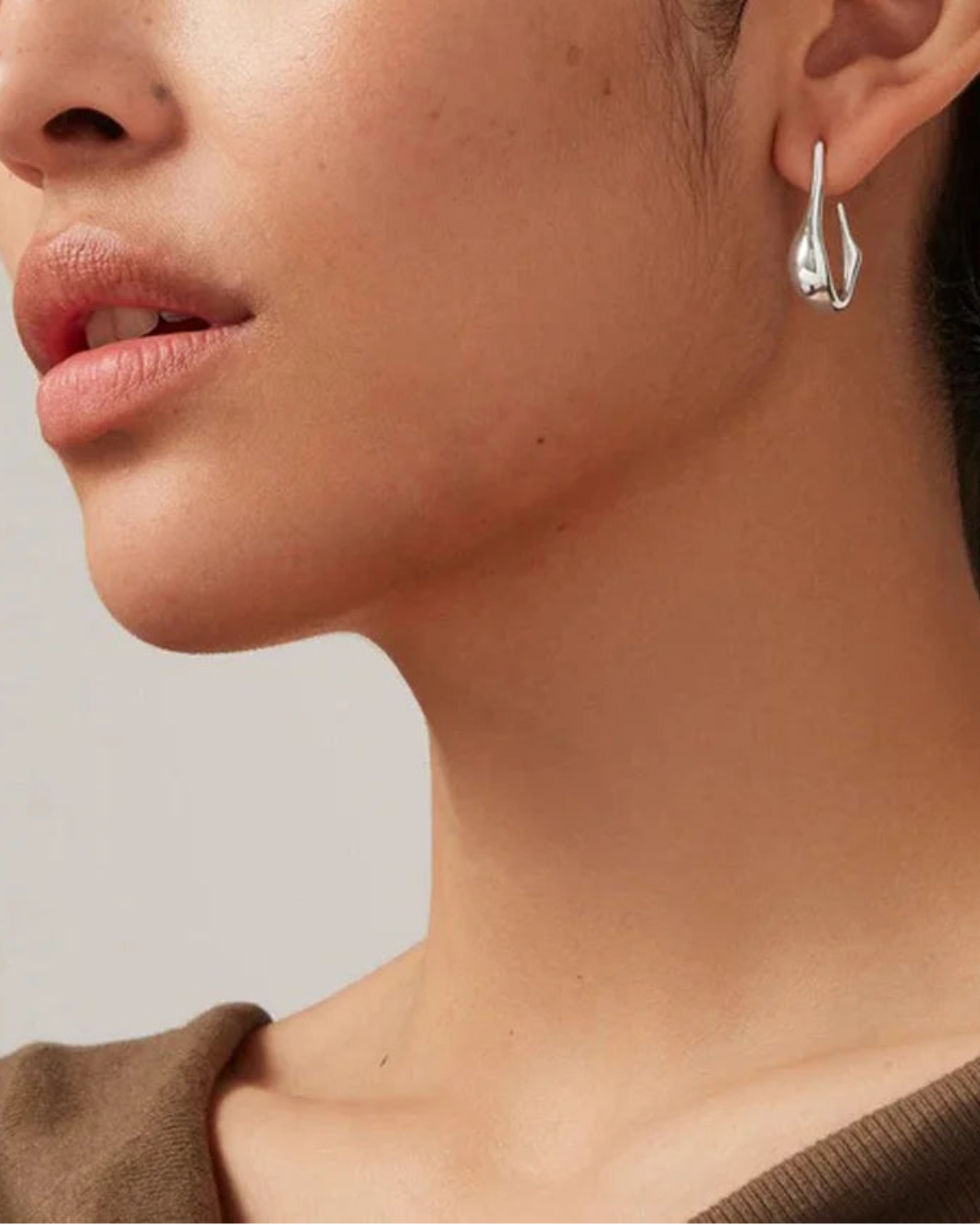 JENNY BIRD Colette hoops silver on figure side
