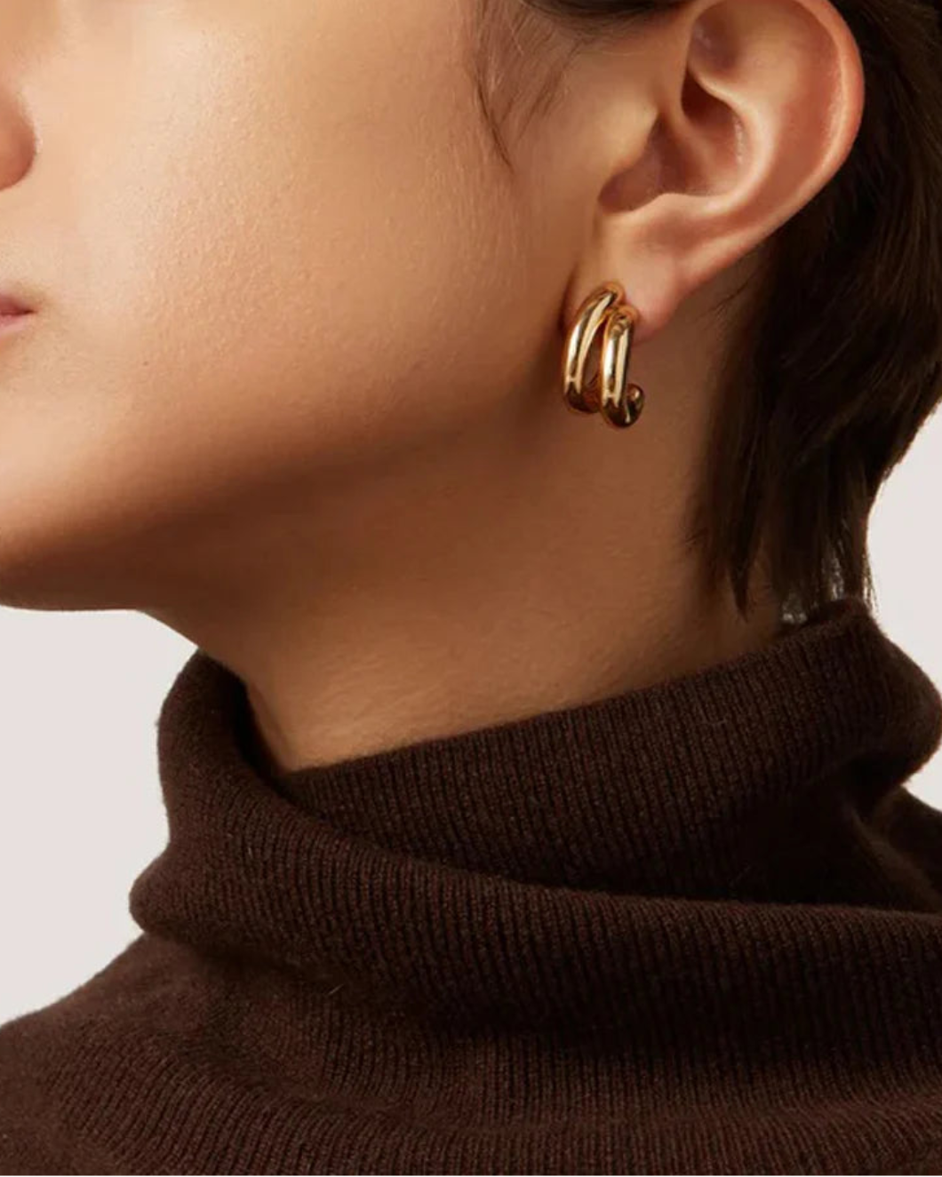 JENNY BIRD Florence earrings gold on figure side