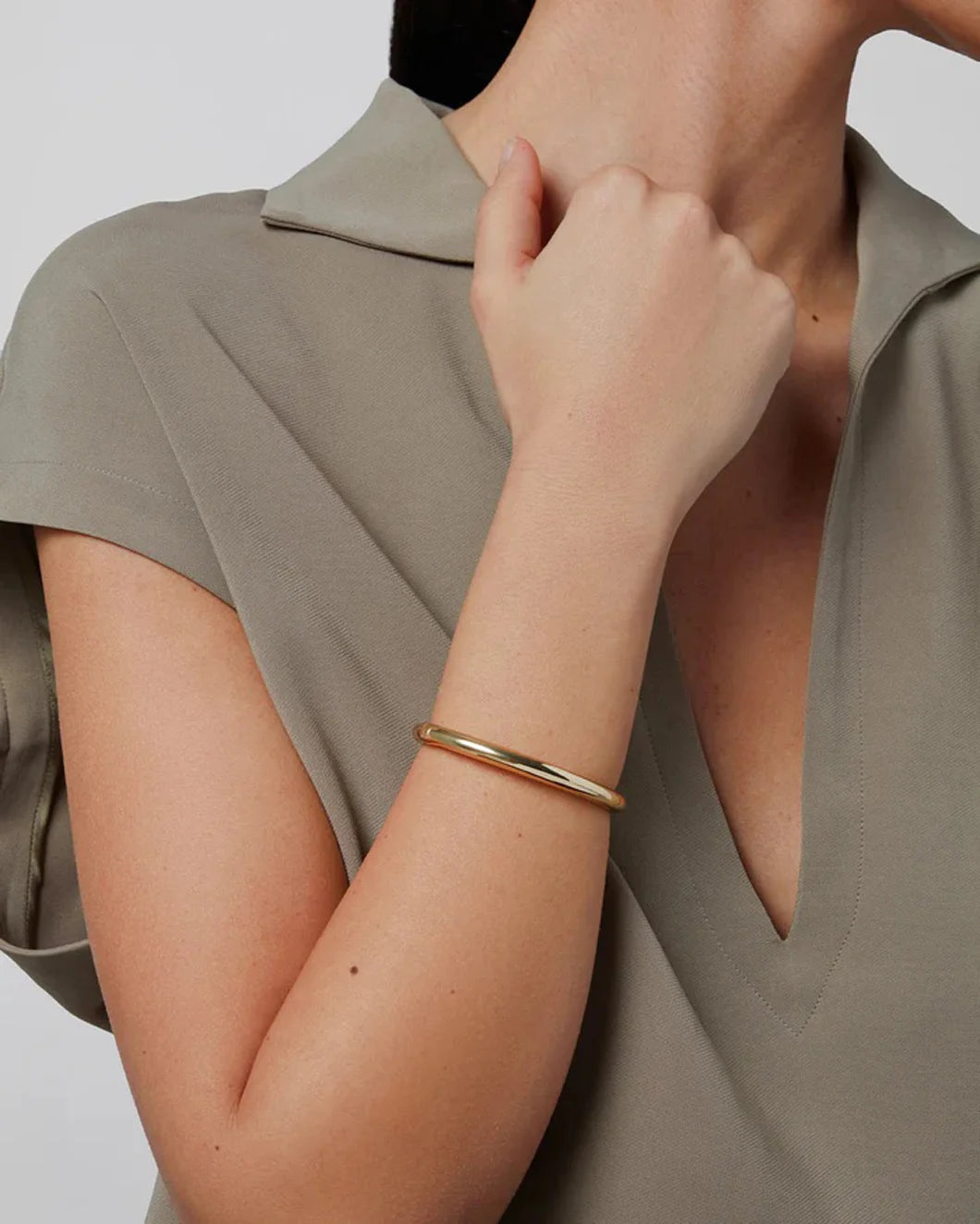 JENNY BIRD Gia Bangle gold on figure front
