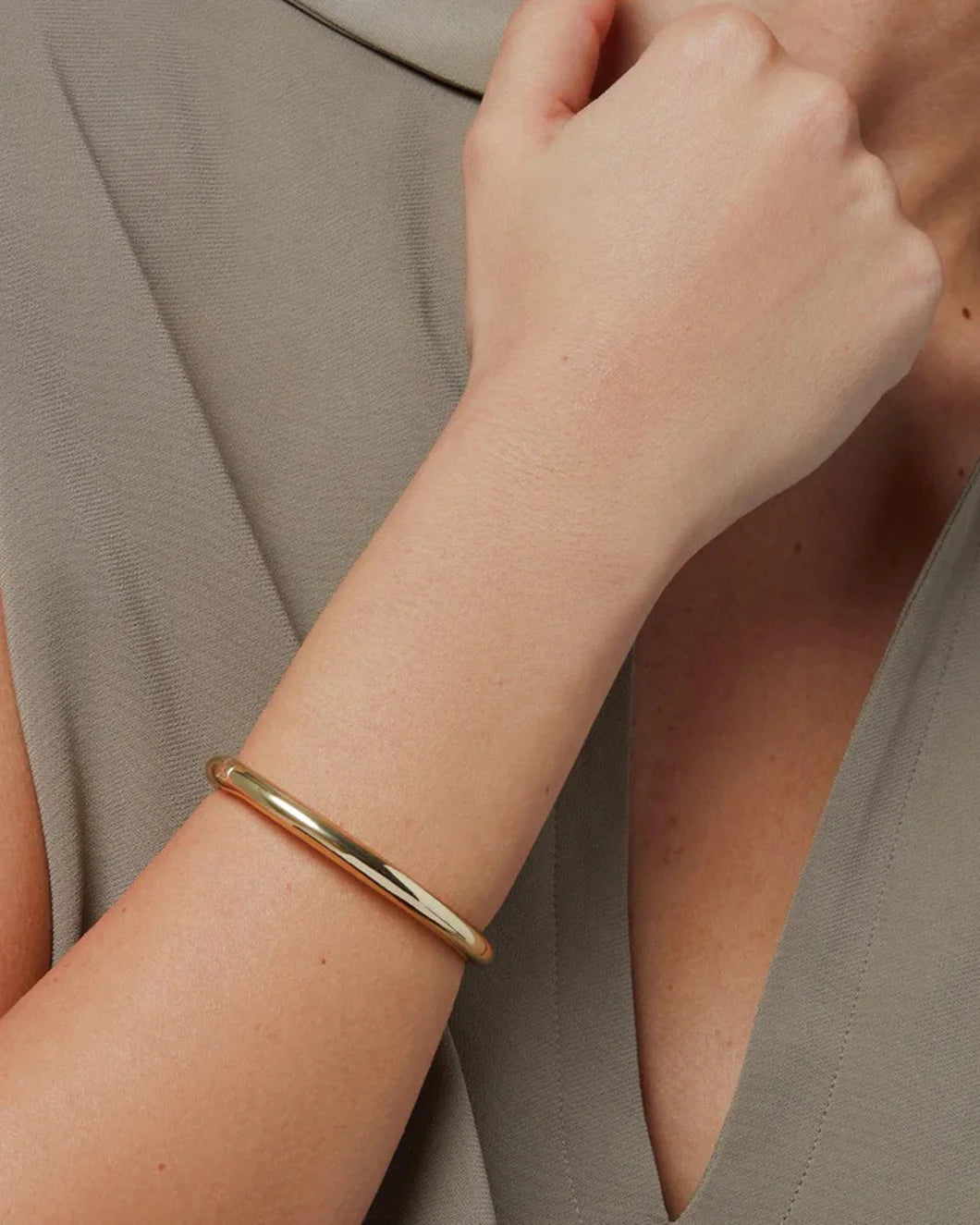 JENNY BIRD Gia Bangle gold on figure front 1