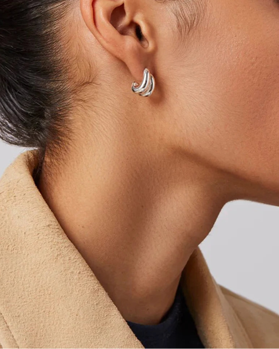 JENNY BIRD Mini florence earrings silver on figure side