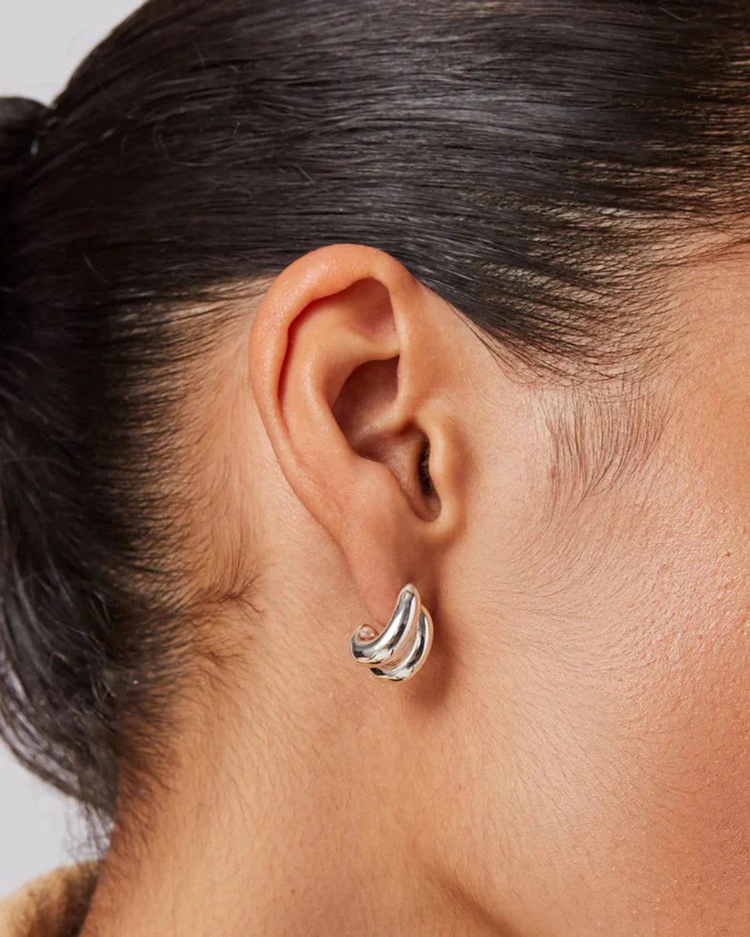 JENNY BIRD Mini florence earrings silver on figure side 1