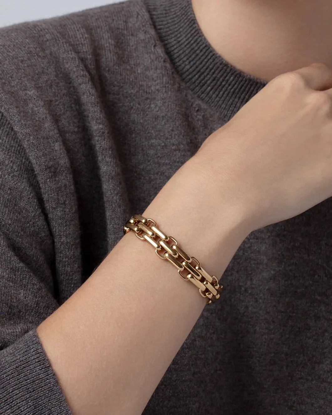JENNY BIRD Penelope Bracelet gold on figure front