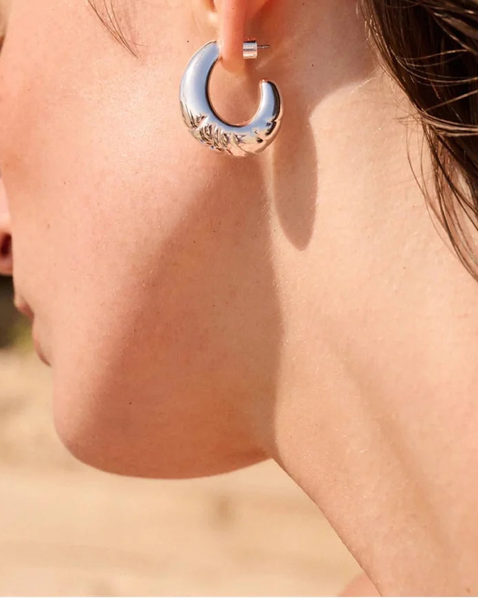 JENNY BIRD Slim nelle hoop earings silver on figure side