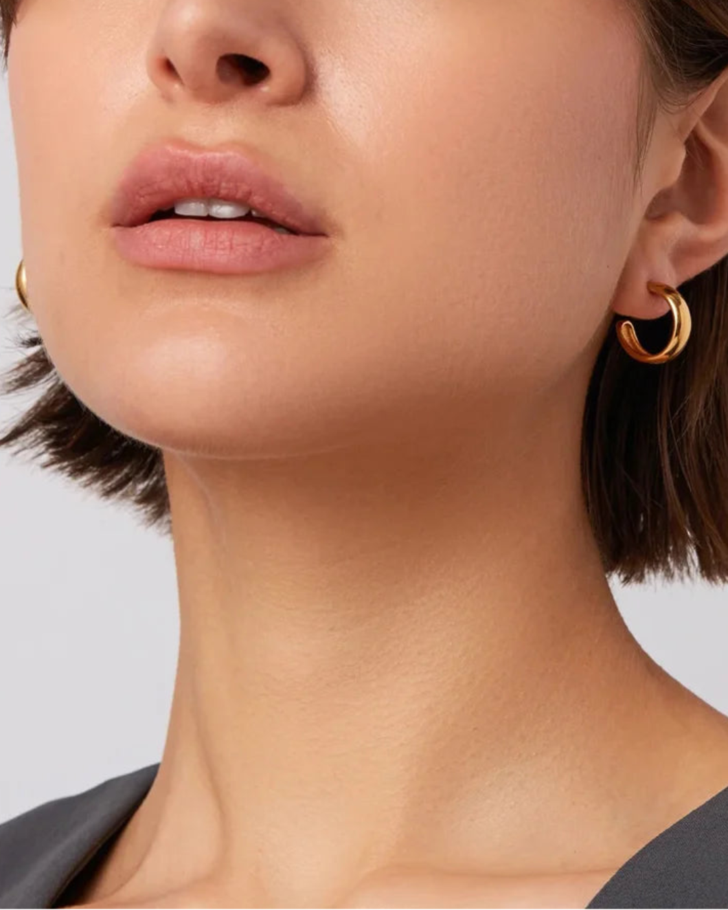 JENNY BIRD Staple hoops small gold on figure front