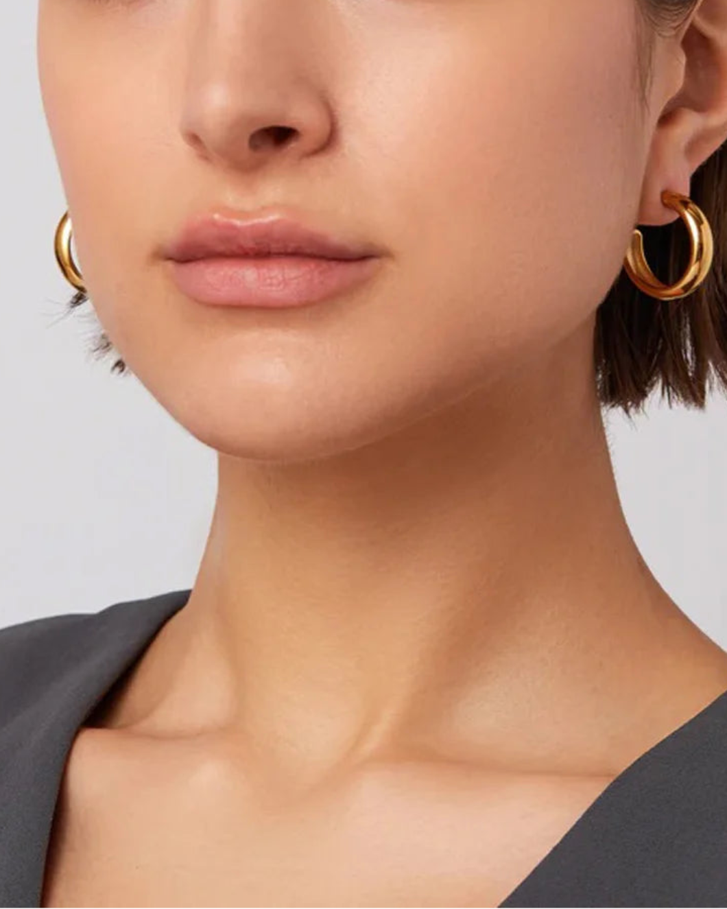 JENNY BIRD Staple hoops medium gold on figure front