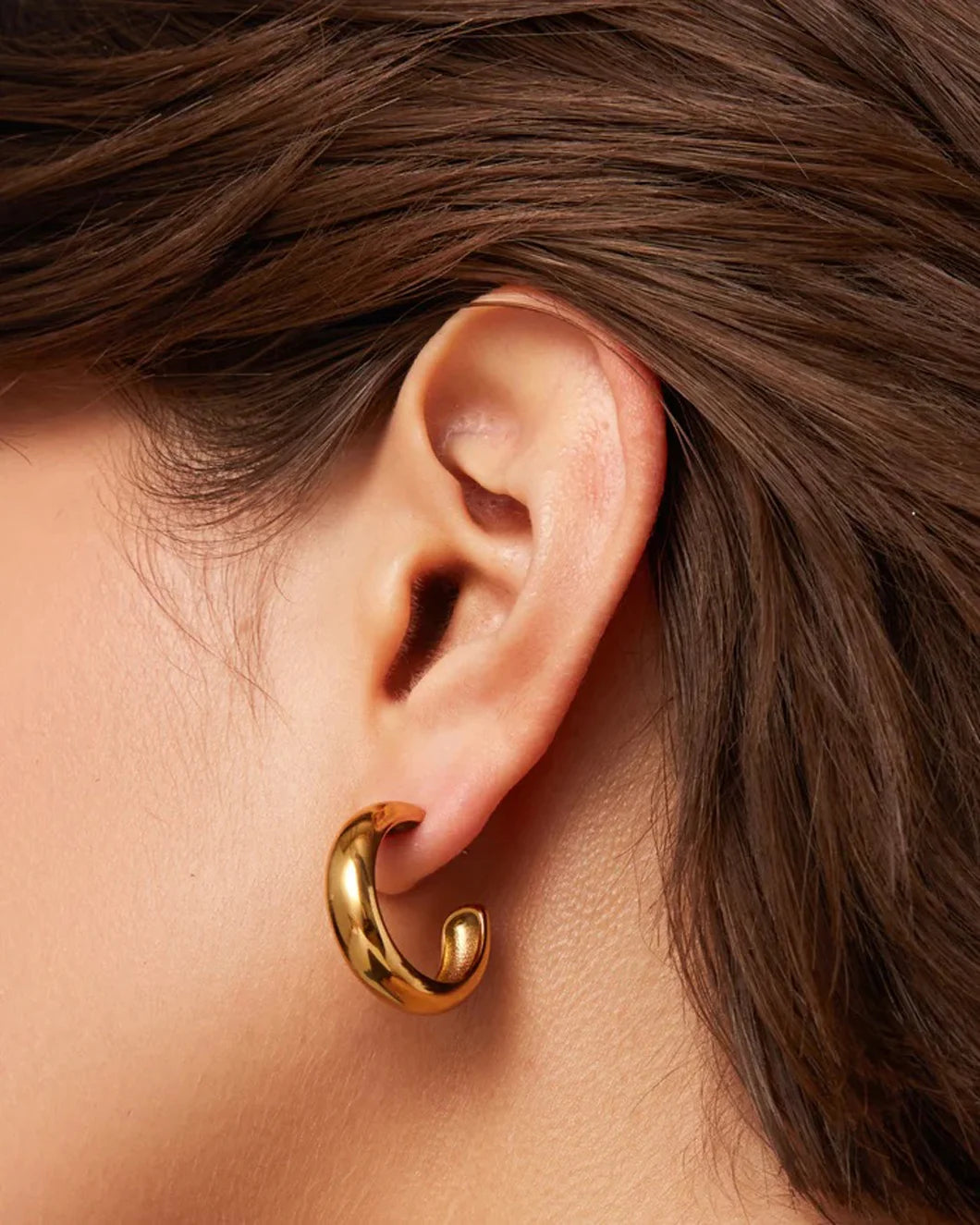 JENNY BIRD Staple hoops medium gold on figure side