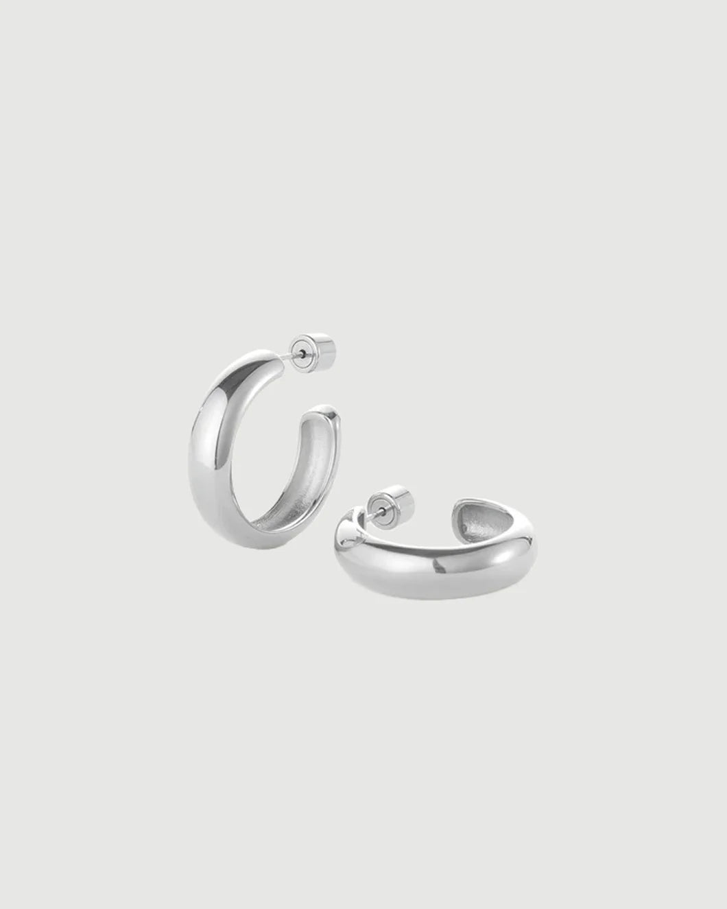 JENNY BIRD Staple hoops medium silver isolated