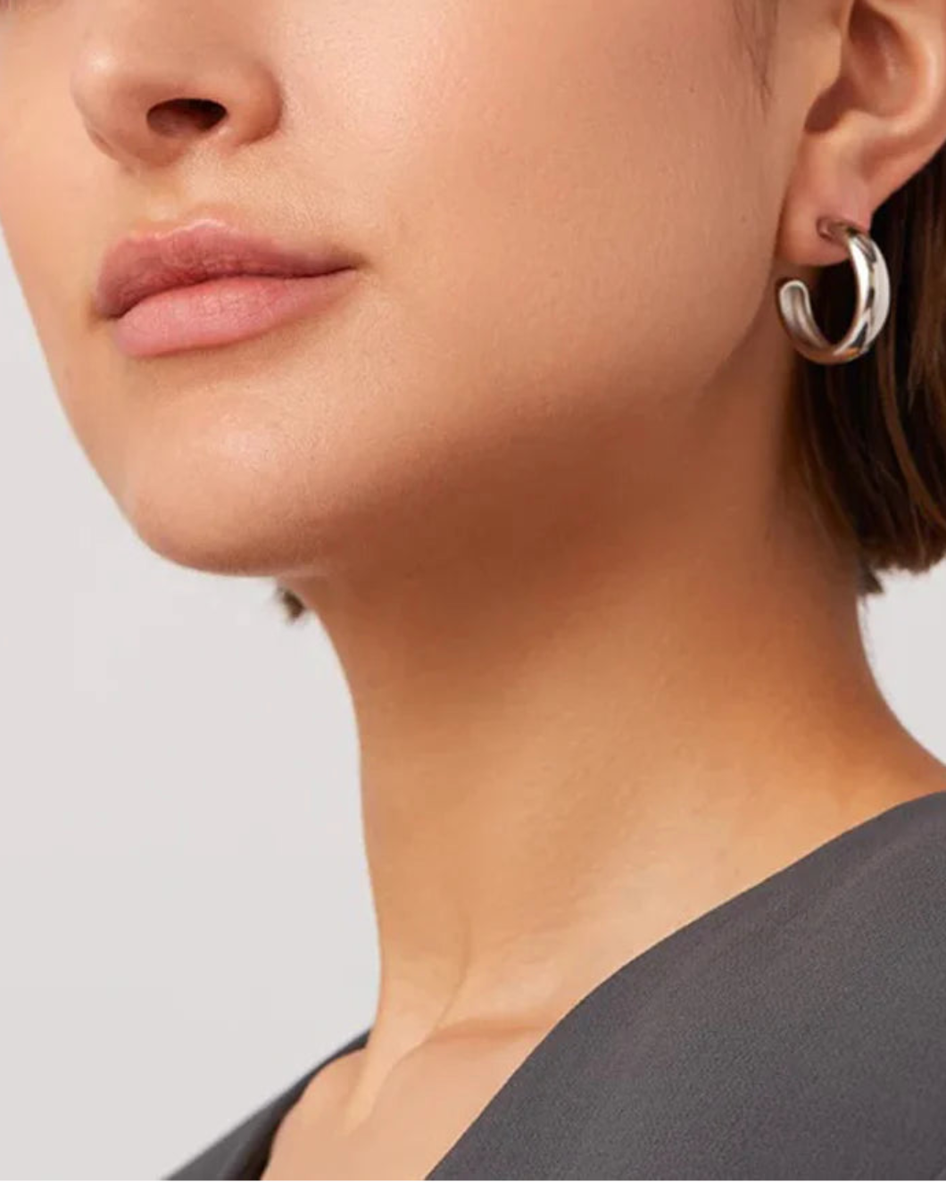 JENNY BIRD Staple hoops medium silver on figure front