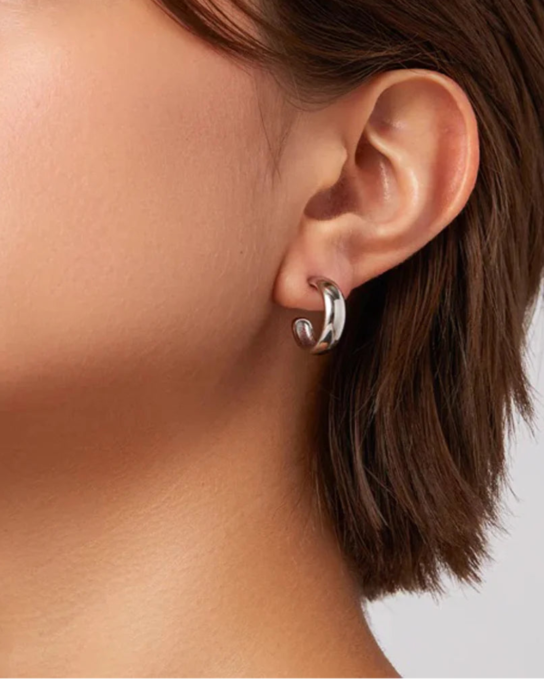JENNY BIRD Staple hoops small silver on figure front