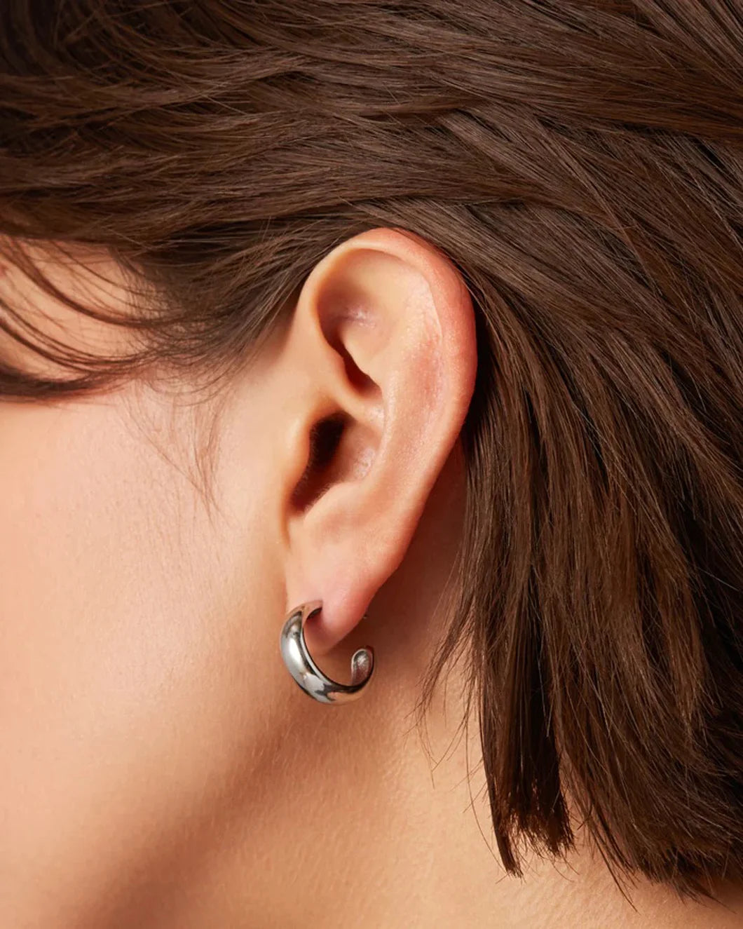 JENNY BIRD Staple hoops small silver on figure side