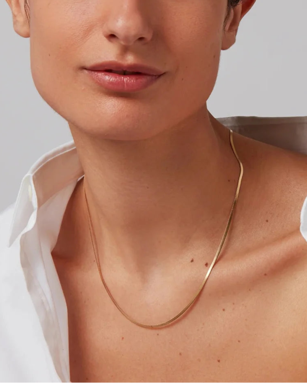 JENNY BIRD Zeina Slim Chain gold on figure front 1