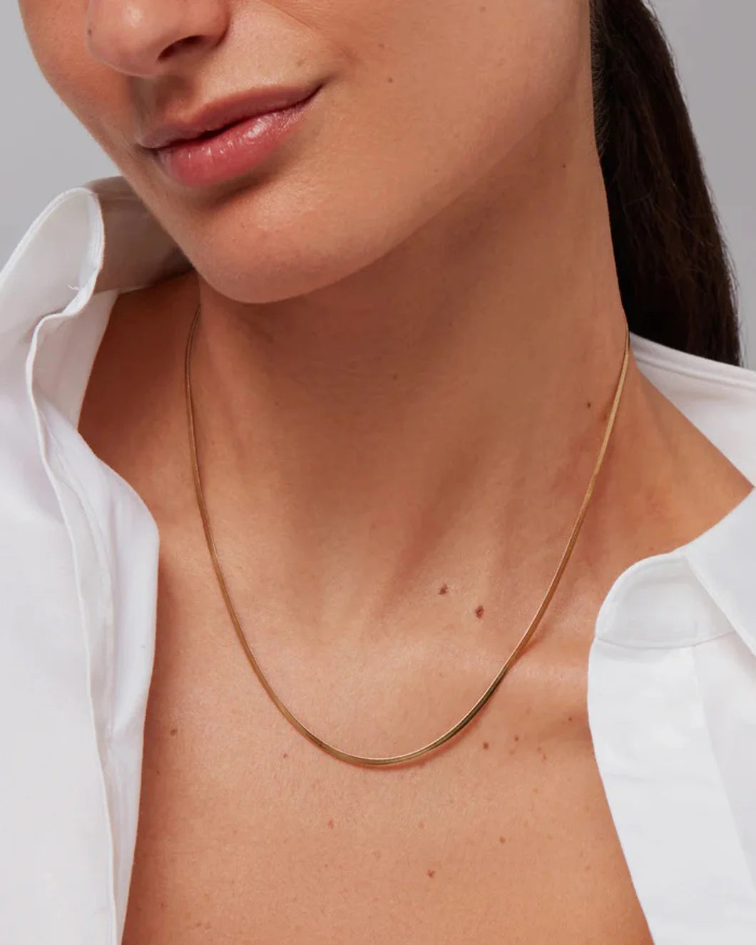 JENNY BIRD Zeina Slim Chain gold on figure front