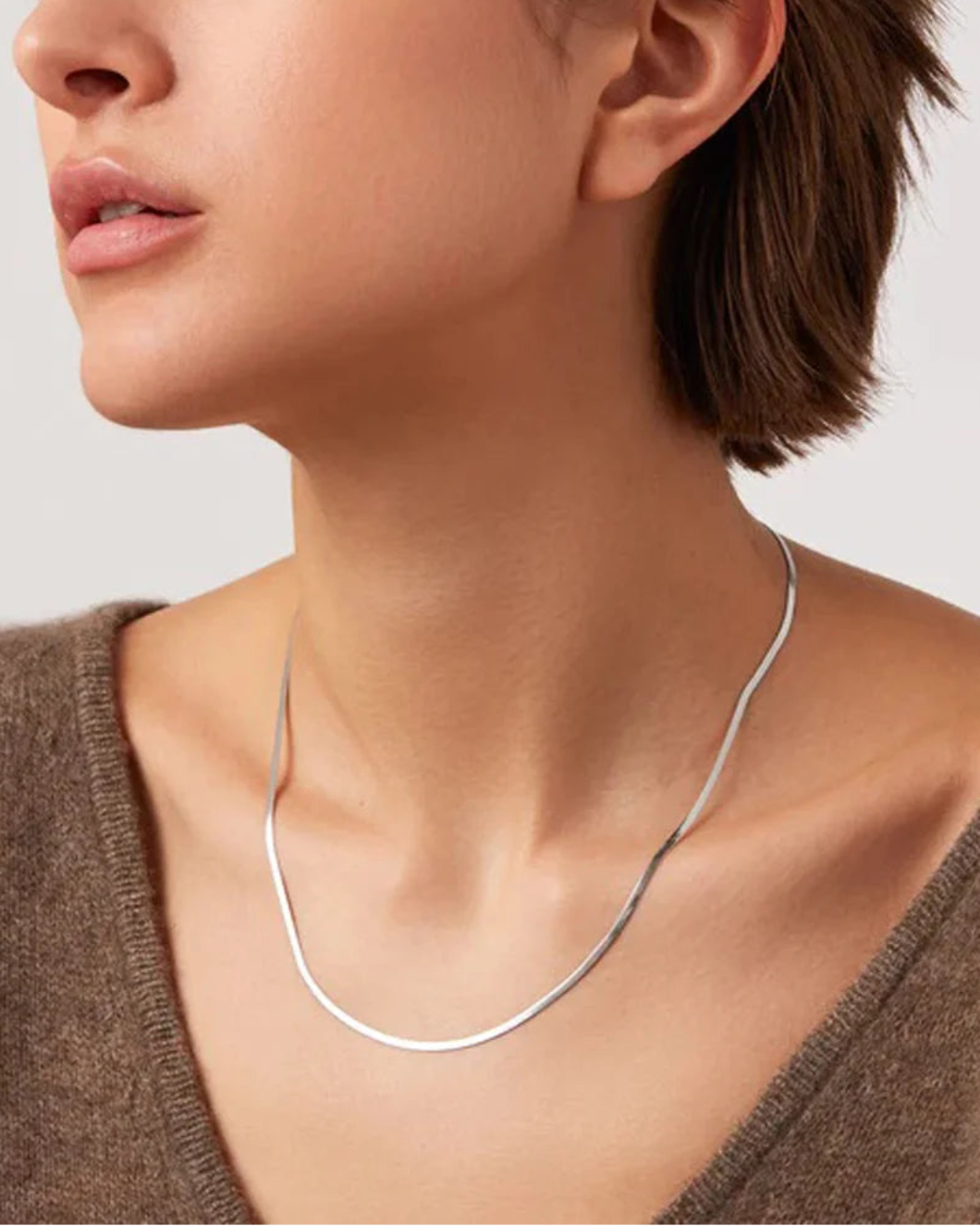 JENNY BIRD Zeina Slim Chain silver on figure front 1