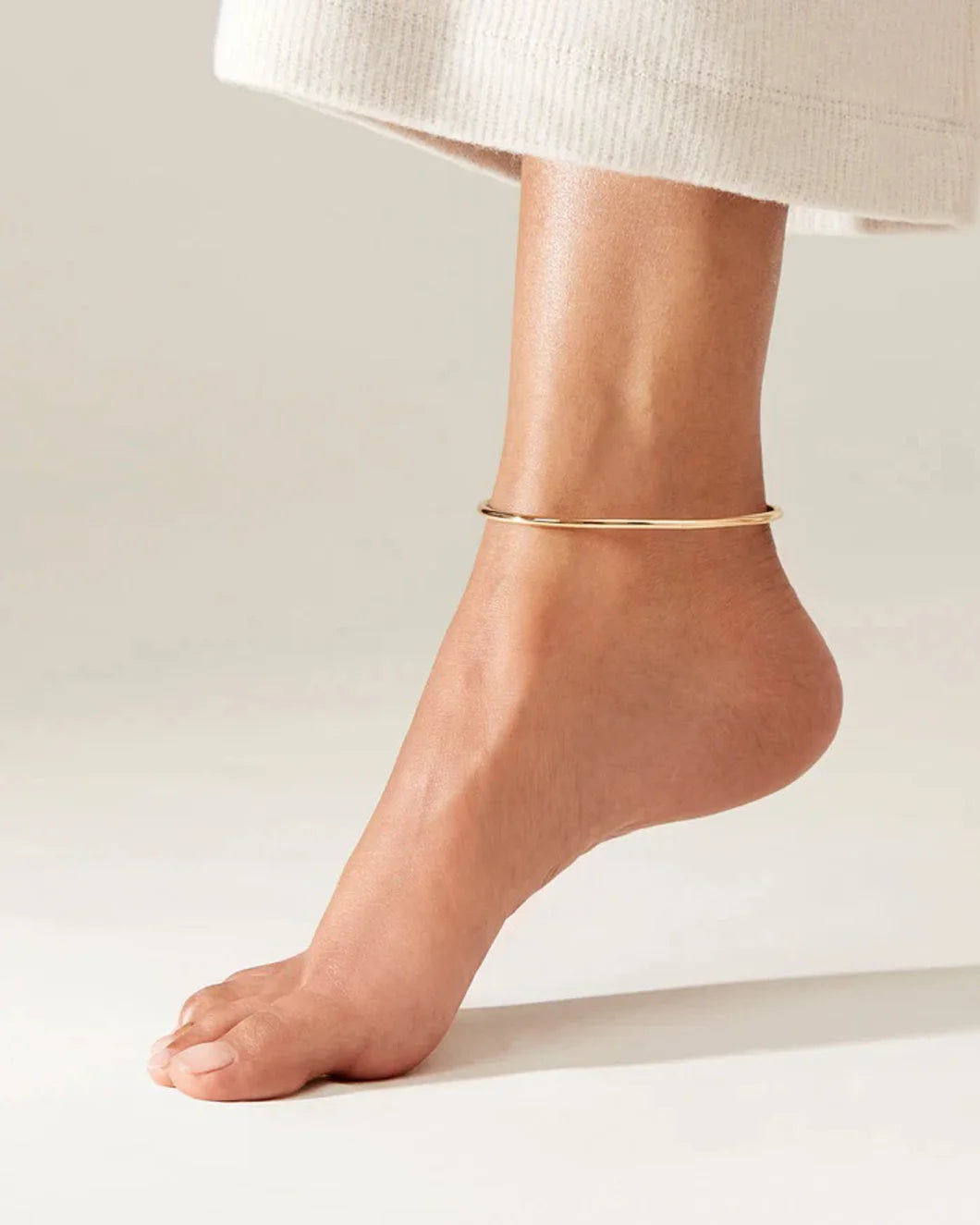JENNY BIRD dane anklet gold on figure front 
