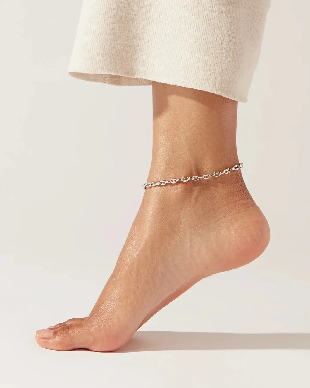 JENNY BIRD dhani anklet silver on figure front