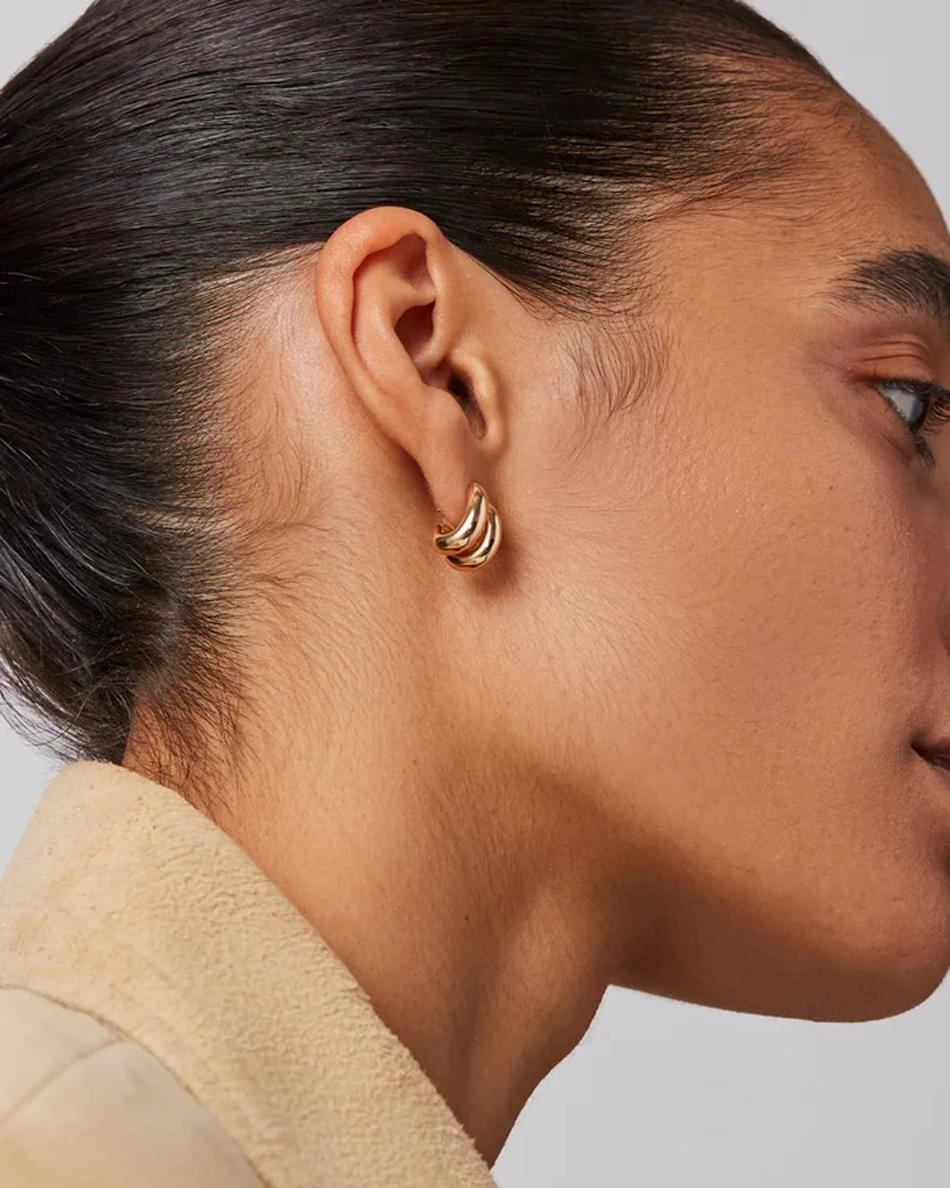 JENNY BIRD mini florence earrings gold on figure side