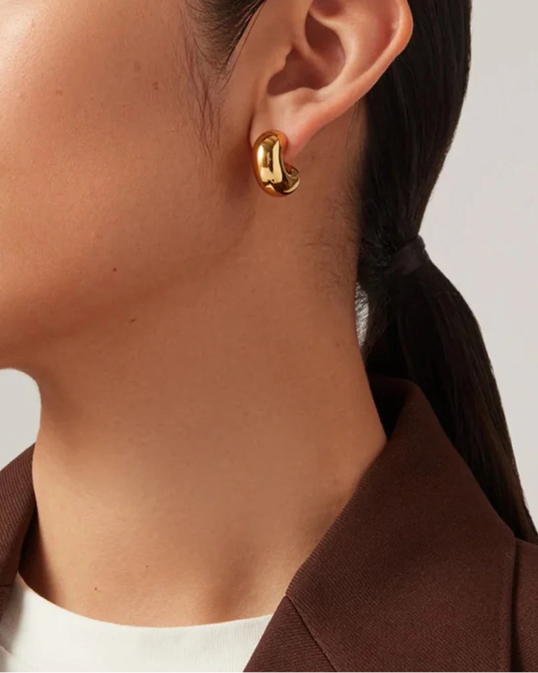 JENNY BIRD tome hoop earrings gold on figure side