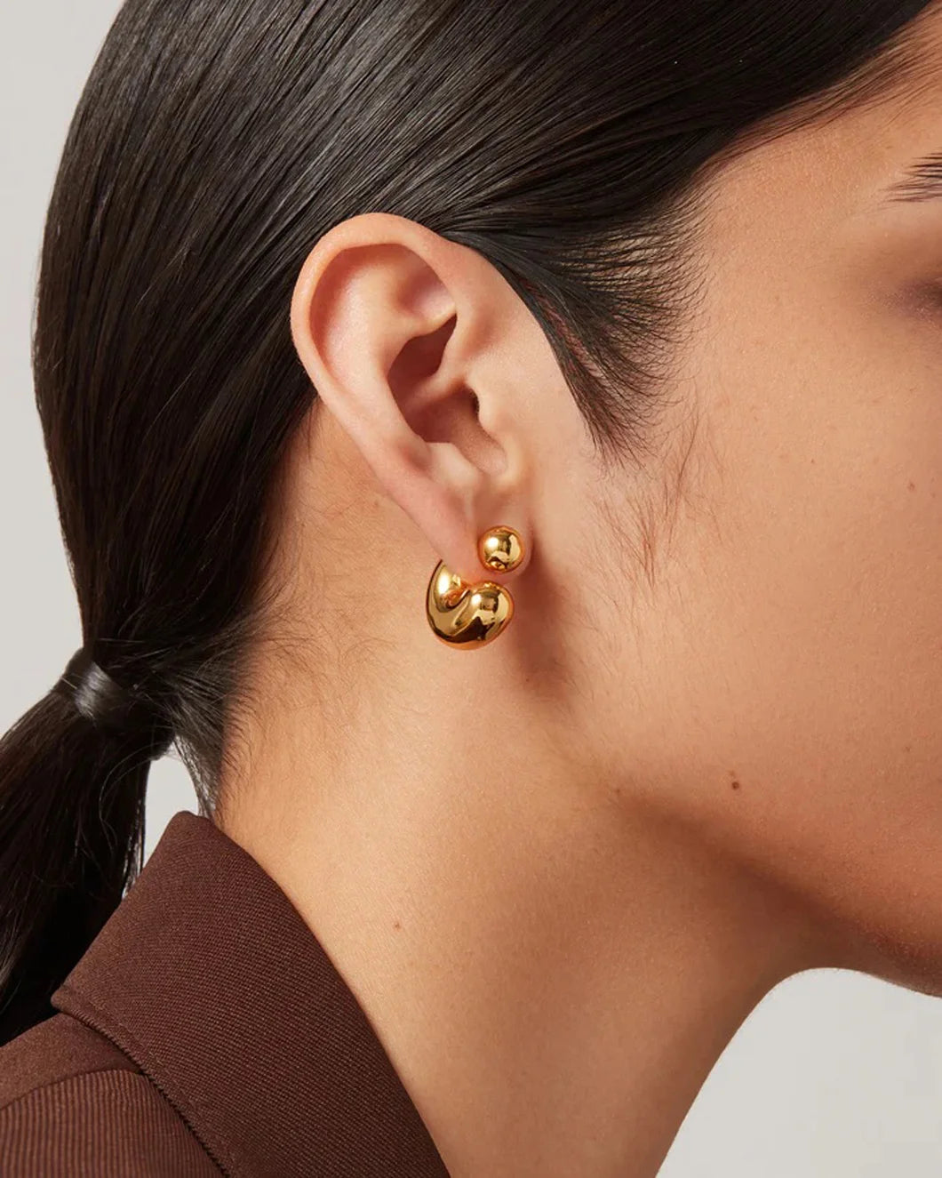 JENNY BIRD tome hoop earrings gold on figure side