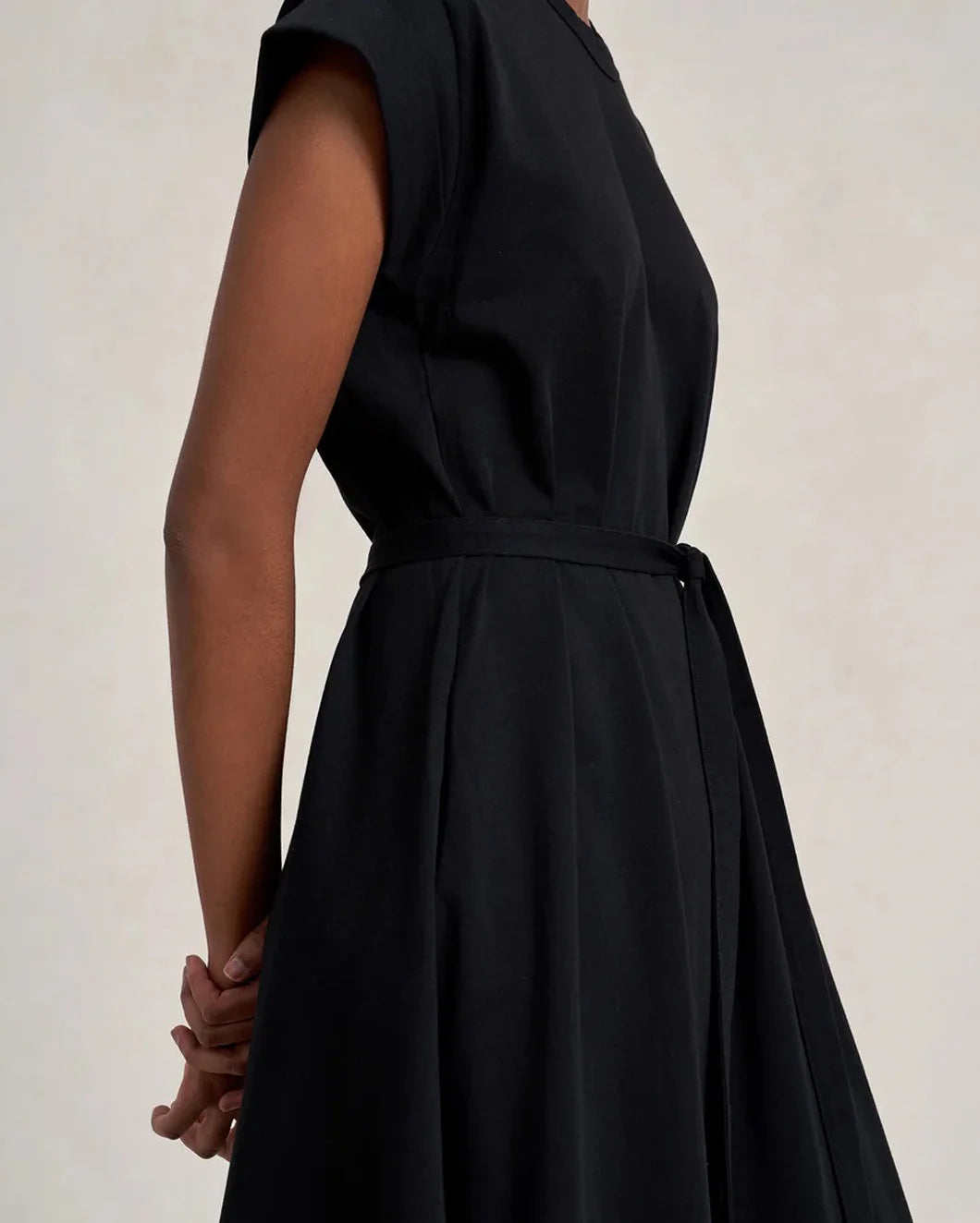 LA LIGNE Andie dress black on figure side detail