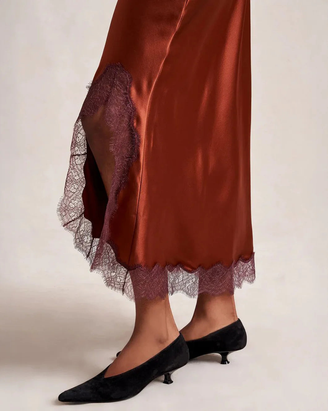 LA LIGNE demi skirt rust on figure hem detail