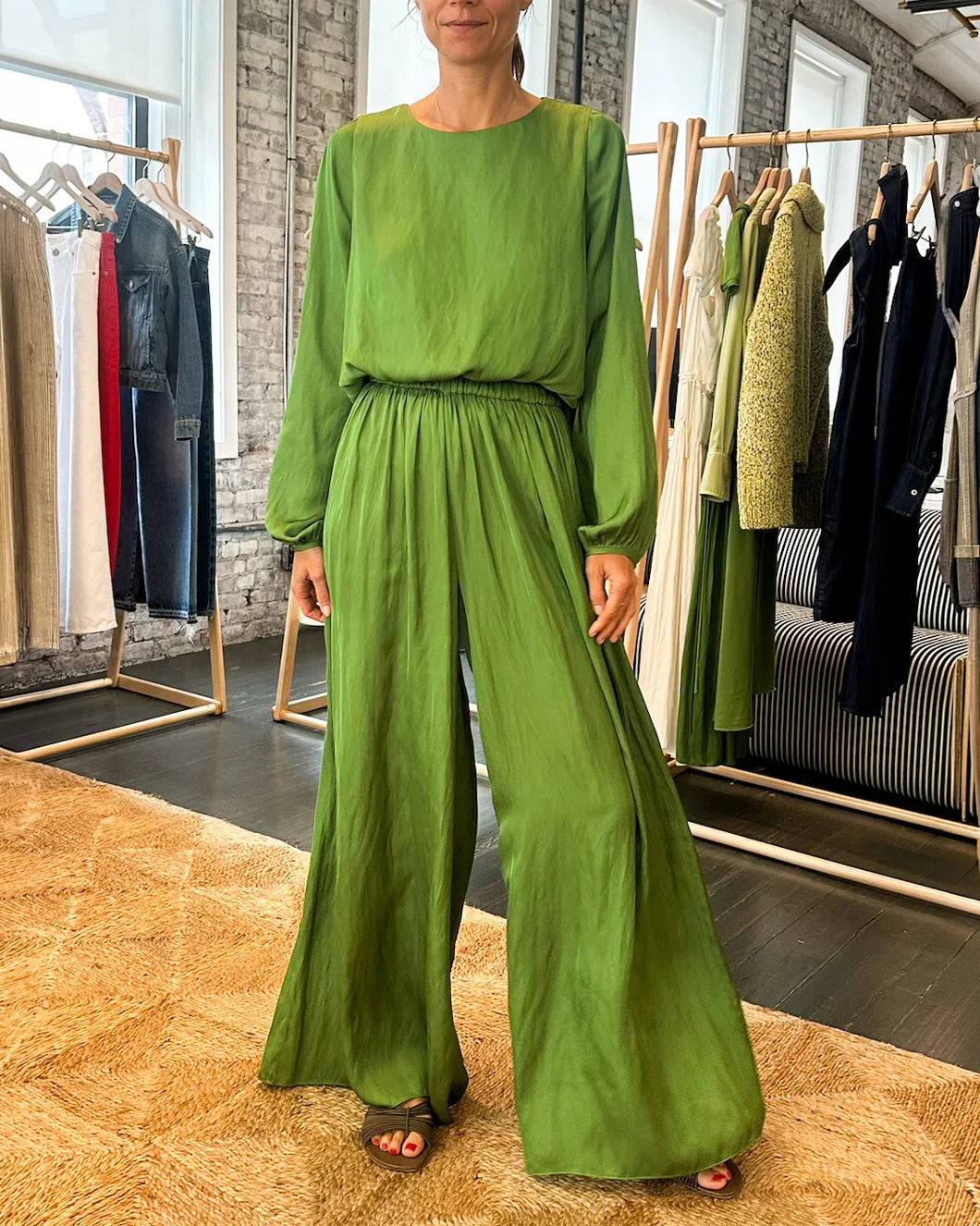 LA LIGNE fleur top green on figure front