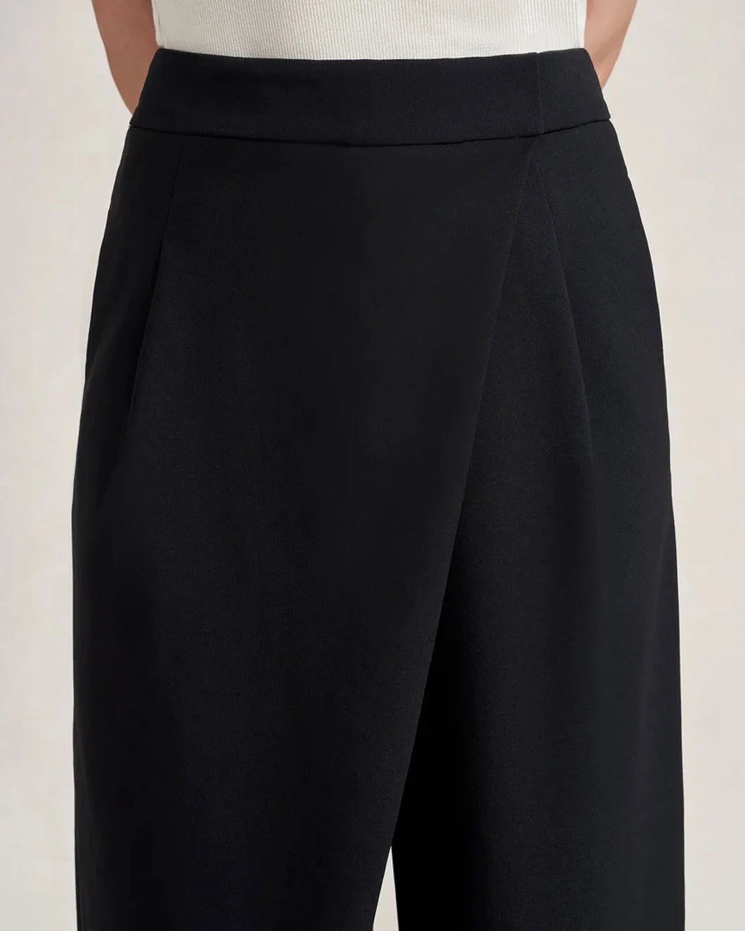 LA LIGNE leonard trouser on figure front detail