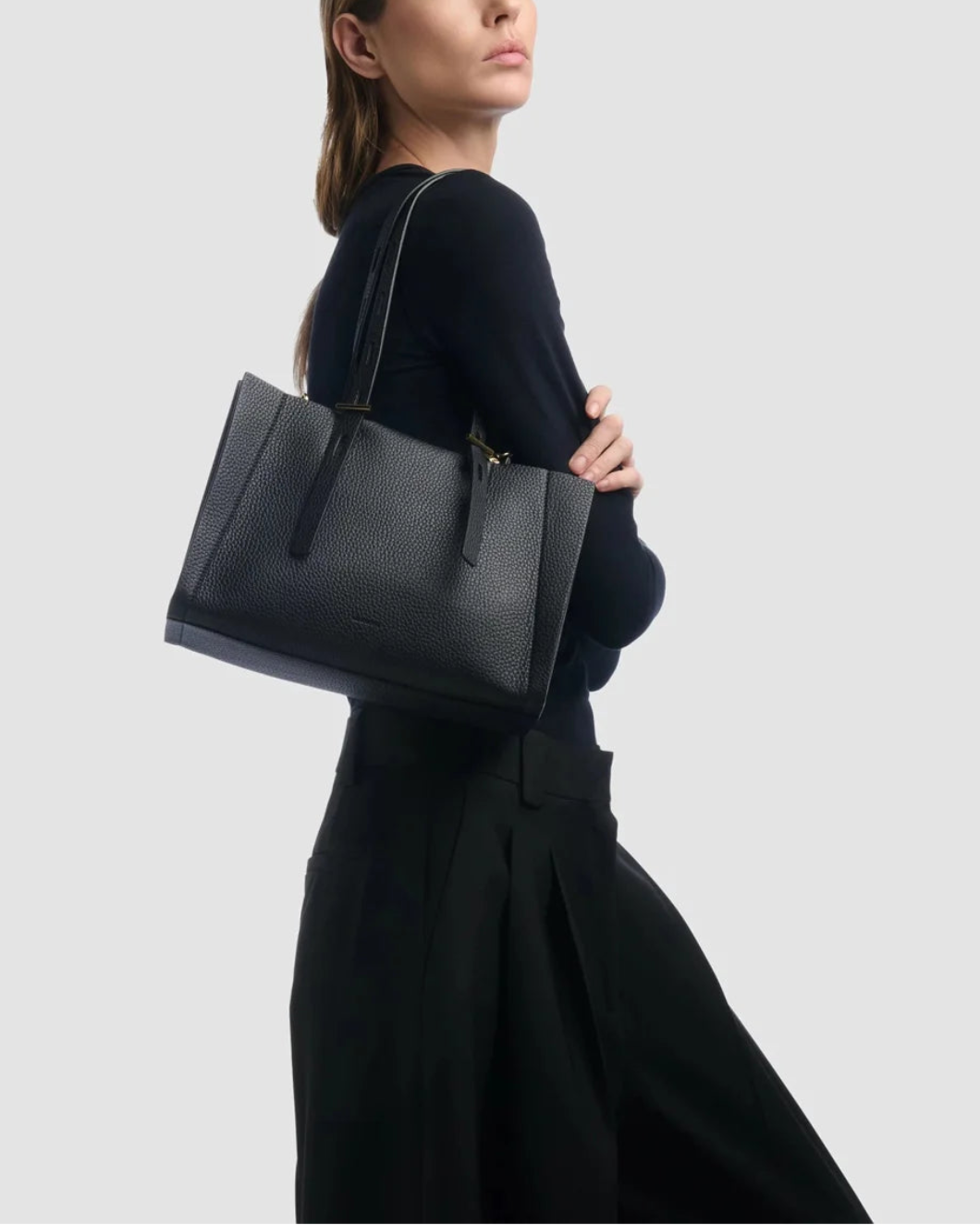 MINO BOSSI Paulina Bag Nero on figure front