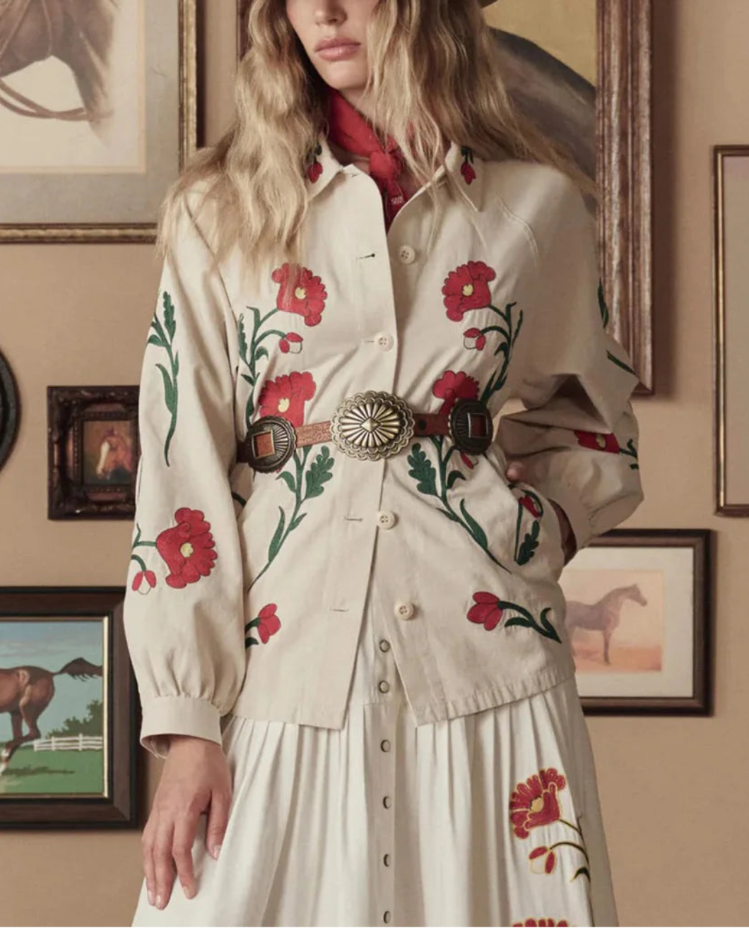 THE GREAT leather poncho belt Cognac With Brass on figure front 1