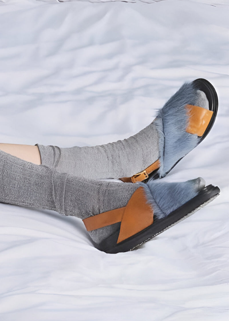 Tan and Blue Long-Hair and Leather Fussbett