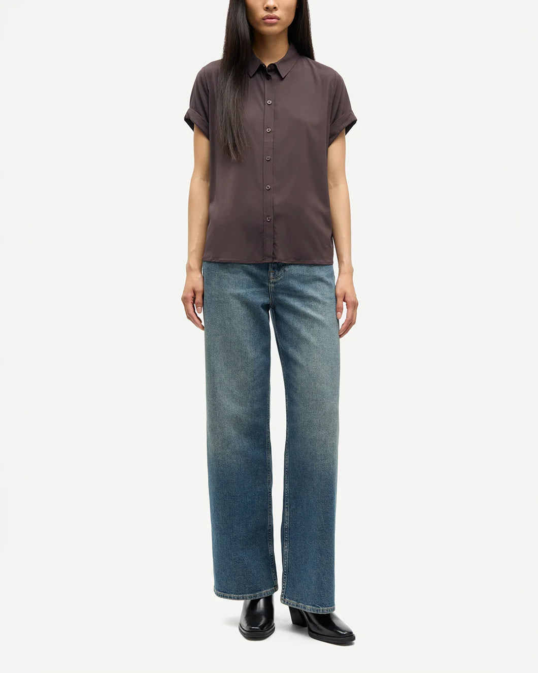 samsoe samsoe mocha brown Majan short sleeve Shirt on model front full view