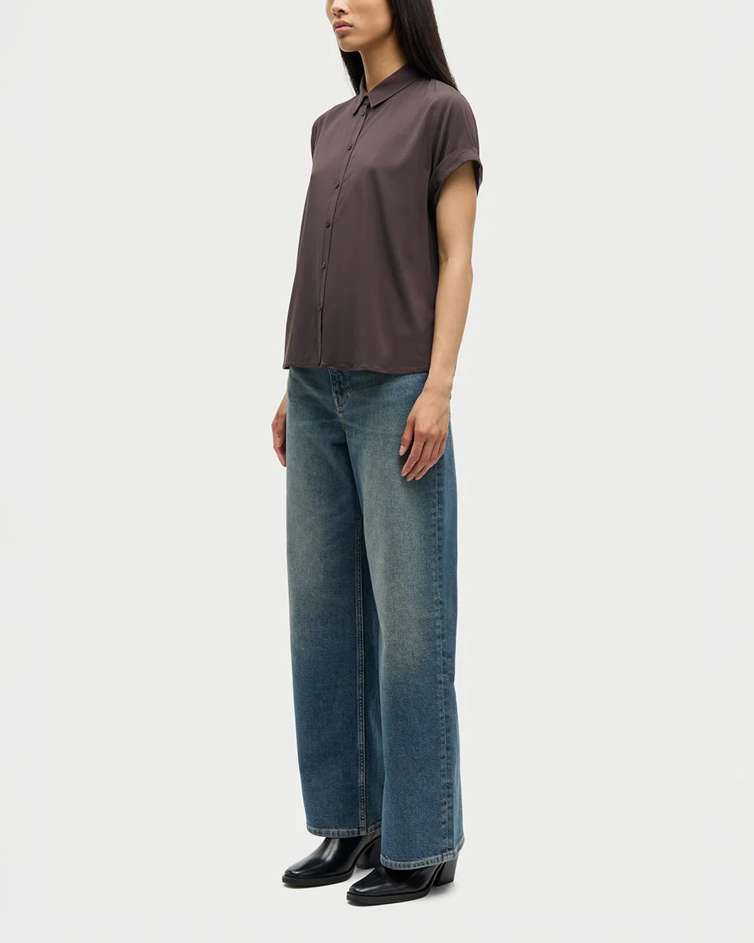 samsoe samsoe mocha brown Majan short sleeve Shirt on model side view